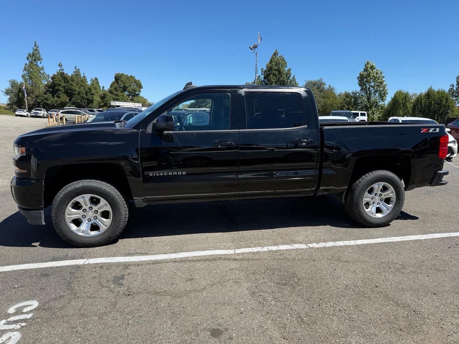 chevrolet silverado 1500 2018 3GCUKREC7JG295615 image